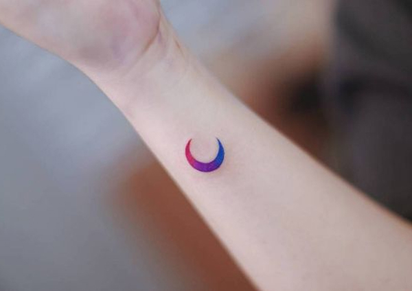 Hình xăm mini mặt trăng trên cổ tay