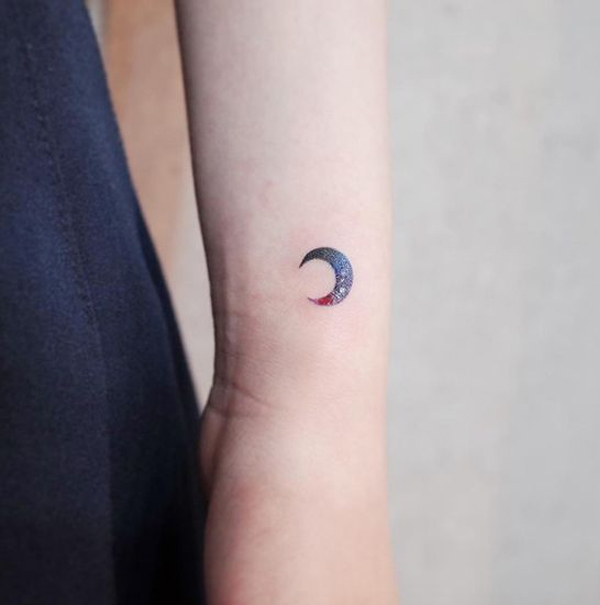 Hình xăm mini mặt trăng tinh tế trên cổ tay