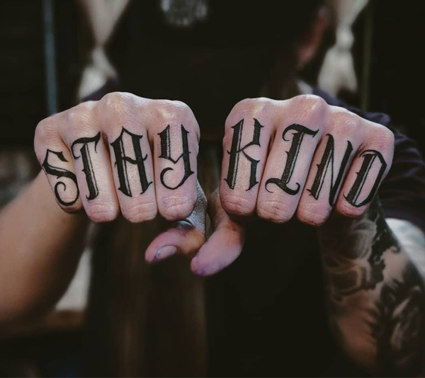 Hình xăm chữ stay kind trên bàn tay