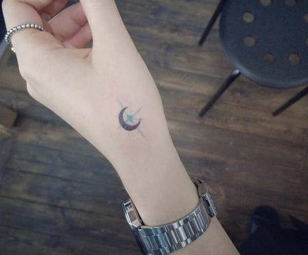 Hình xăm mini mặt trăng trên bàn tay
