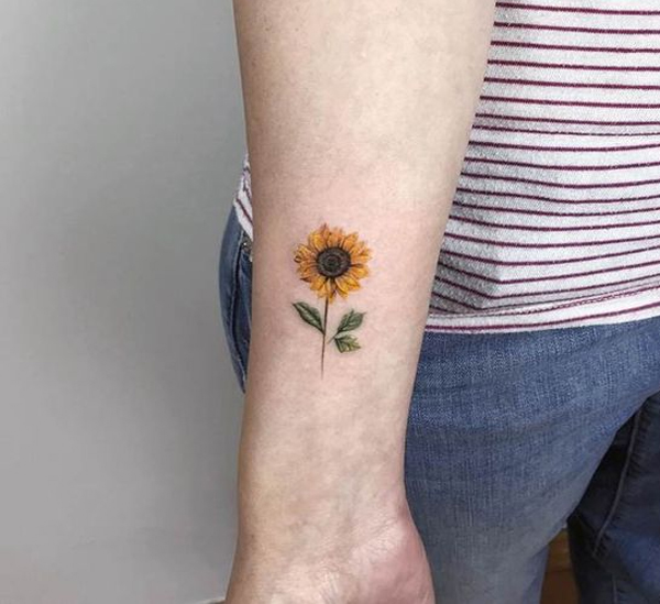 Hình xăm mini hoa hướng dương trên cánh tay mang nét dịu dàng nữ tính