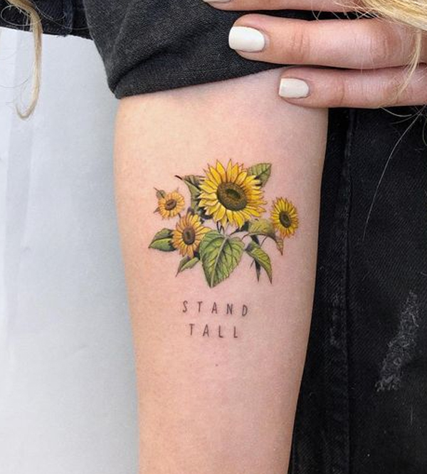 Hình xăm mini hoa hướng dương kết hợp với chữ ý nghĩa trên cánh tay