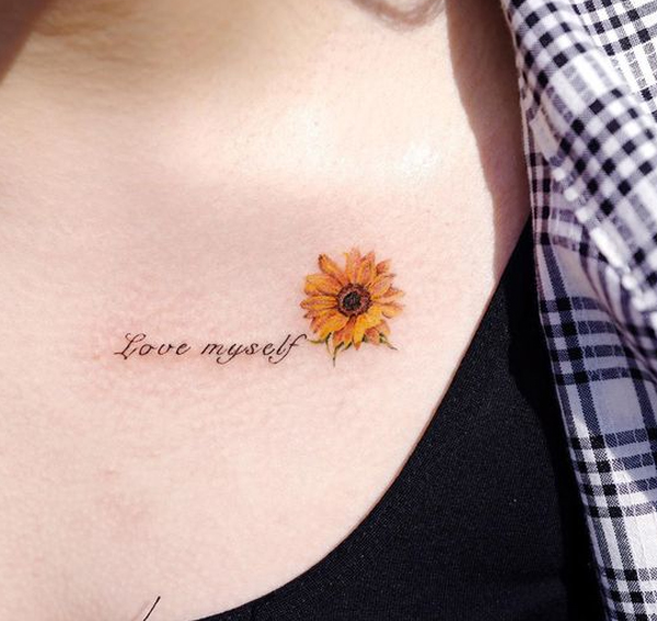 Hình xăm mini hoa hướng dương kết hợp với chữ "Love myself"