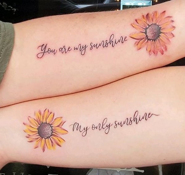 Hình xăm mini hoa hướng dương kết hợp với chữ You are my sunshine