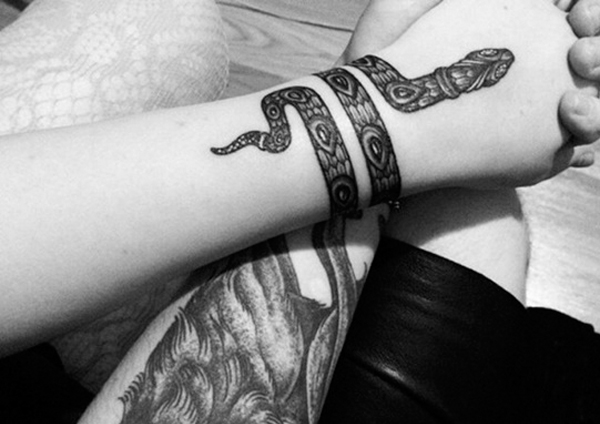 Hình xăm vòng tay từ rắn