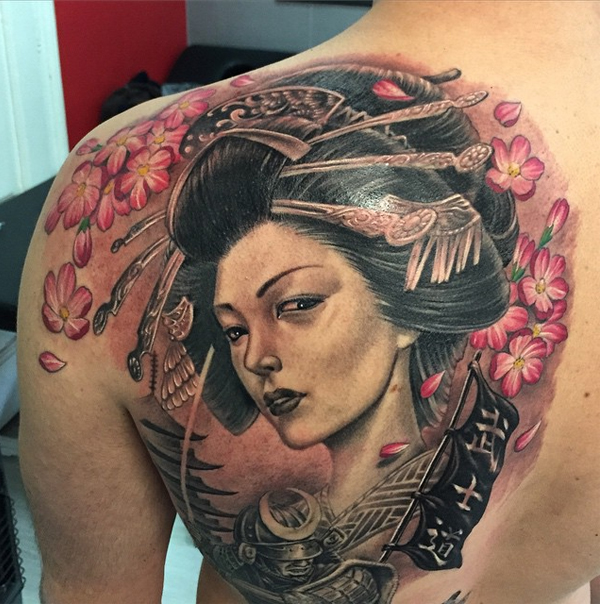 Hình xăm Geisha trên lưng và vai