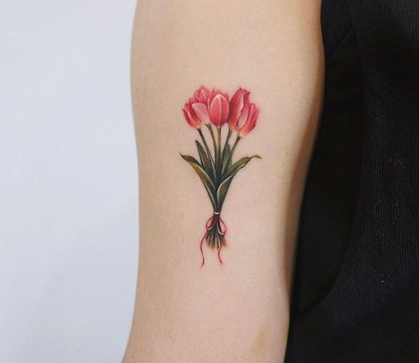 Hình xăm hoa tulip thể hiện nhiệt huyết của tuổi trẻ