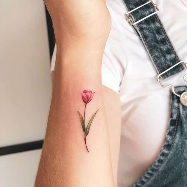 Một nhánh hoa nhỏ trên cổ tay giúp bạn gái thêm nữ tính