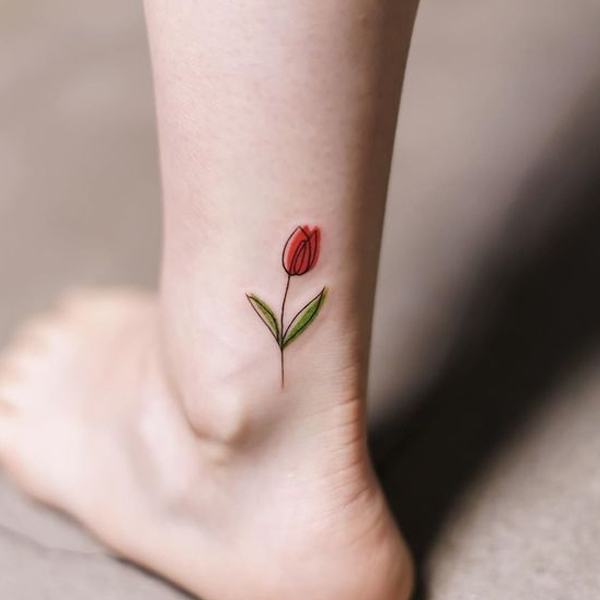 Hình xăm hoa tulip xinh xắn trên cổ chân