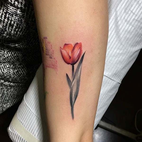 Hình xăm hoa tulip thay cho trang sức tạo ấn tượng mạnh mẽ
