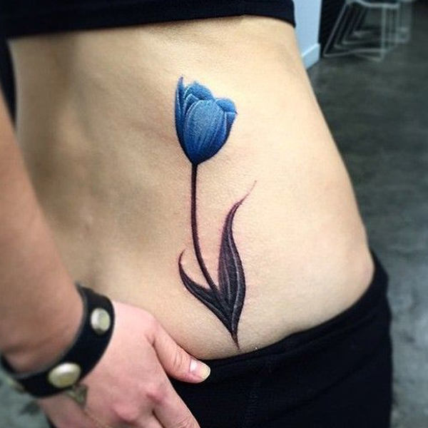 Hình xăm hoa tulip xanh trên mạn sườn đẹp thu hút