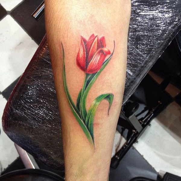 Hình xăm hoa tulip được phác họa mềm mại nơi bắp chân