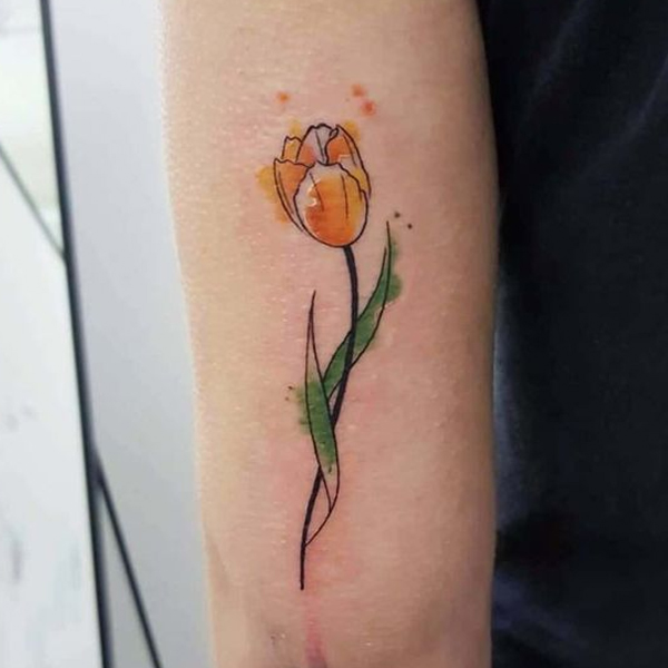 Hình xăm hoa tulip màu cam trên cánh tay