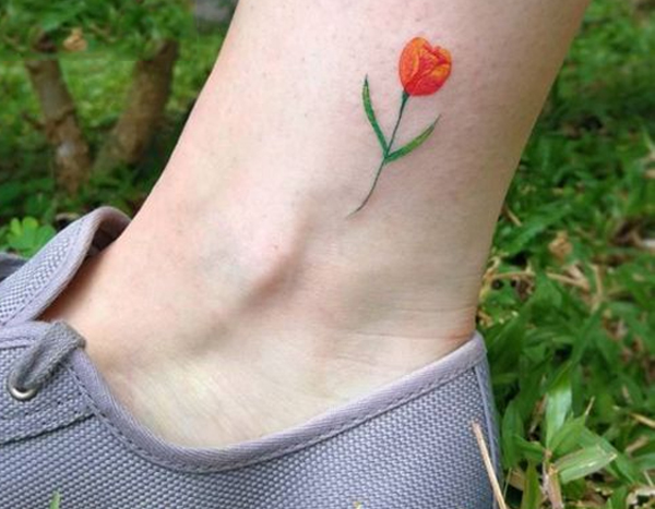 Hình xăm hoa tulip mini đẹp trên cổ chân 