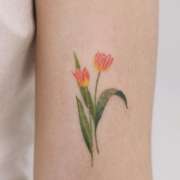Hình xăm hoa tulip trên cánh tay