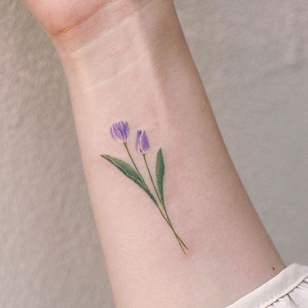 Hình xăm hoa tulip trên cổ tay