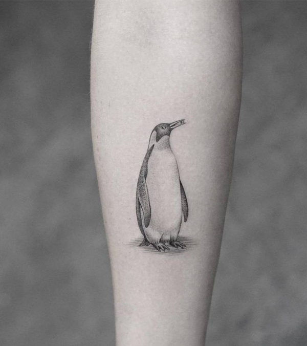 Hình xăm chim cánh cụt đơn sắc vẫn đủ để tạo nên sự ấn tượng