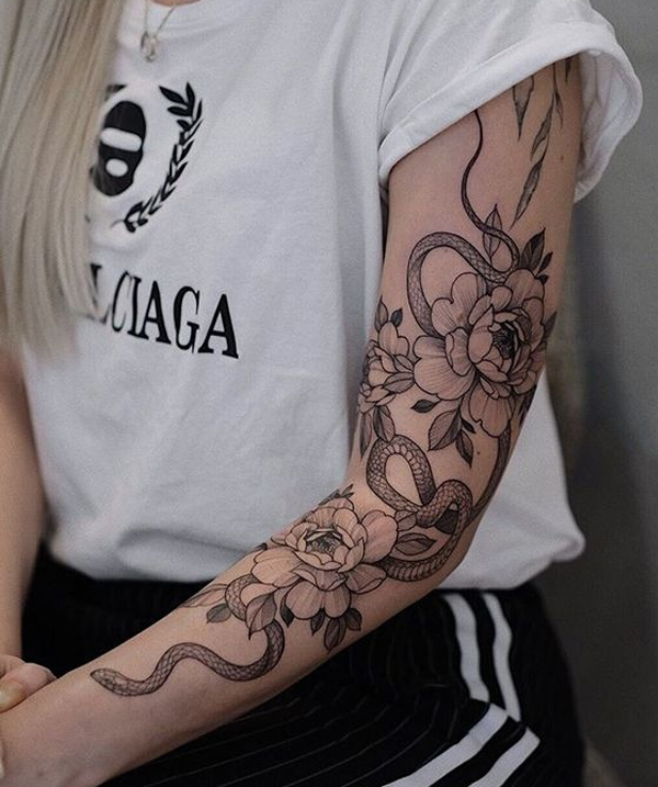 Hình xăm rắn và hoa trải dài trên cánh tay