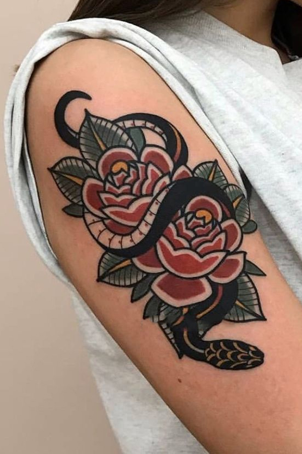 Hình xăm rắn và hoa hồng trên bắp tay