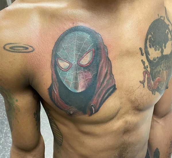 Hình xăm Spiderman trên ngực